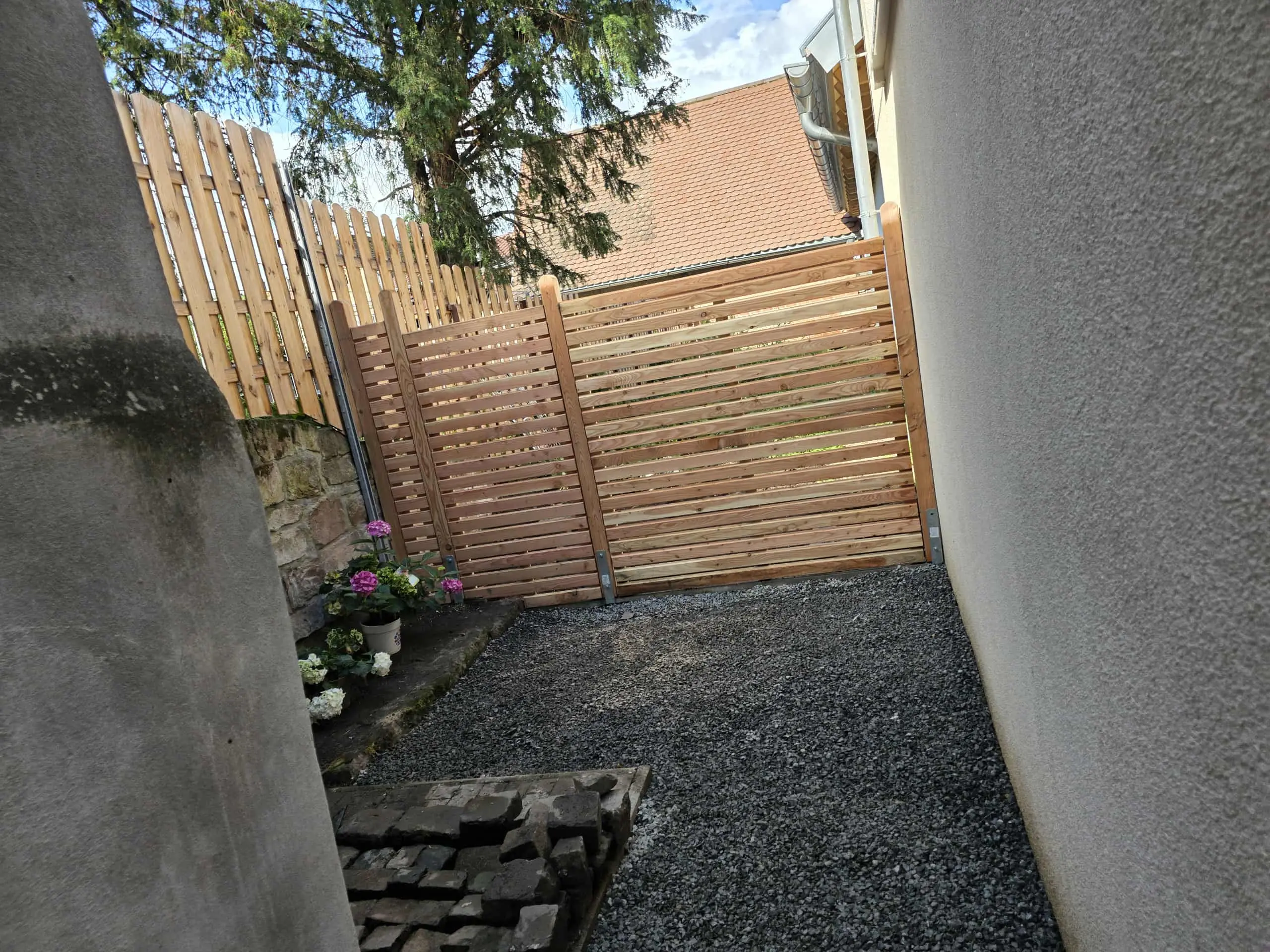 Zaunmontage und Außenarbeiten